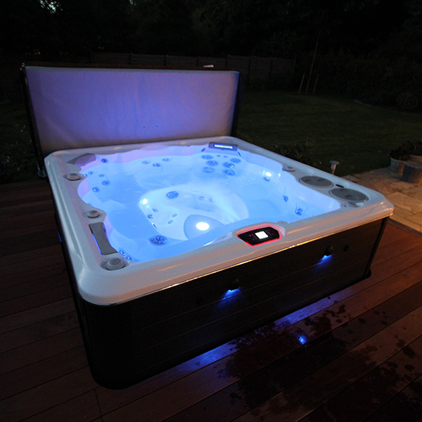 what is a self cleaning hot tub